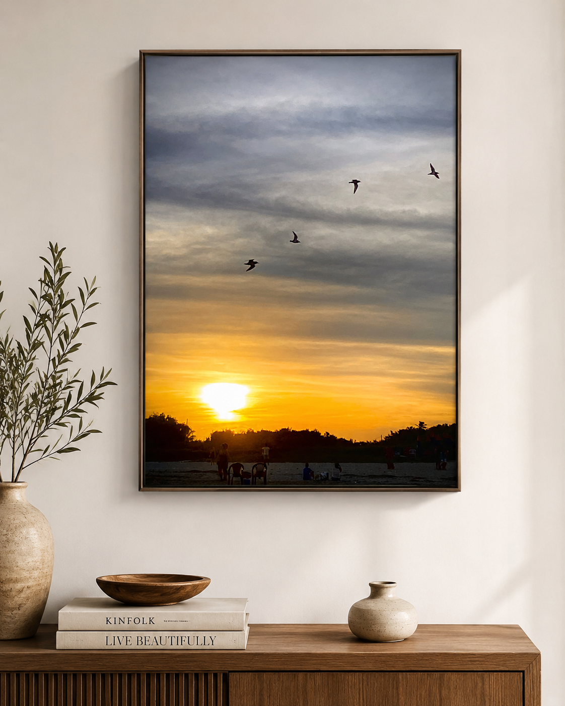 Quadro com pôr do sol e pássaros em ambiente decorado